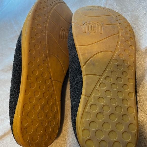 Mahabis Classic Curve Slipper in 7 1/2. Gray and yellow. Fall/winter. Cozy - Picture 5 of 5